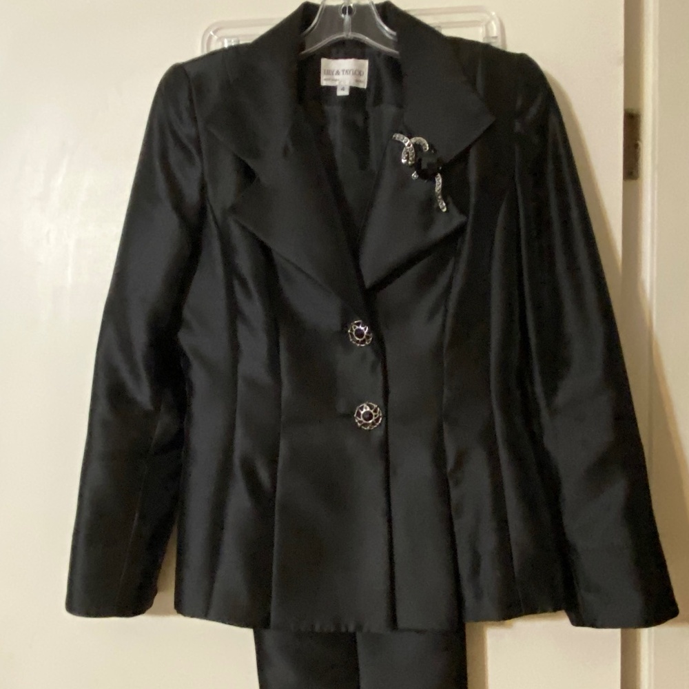 LILY AND TAYLOR  Size 4 Black 2 pc pants Suit